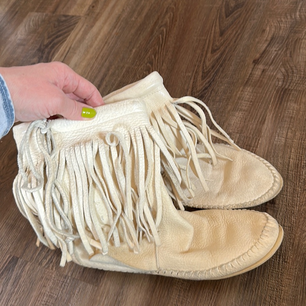 Fringe cream leather moccasin slipper boots size 10